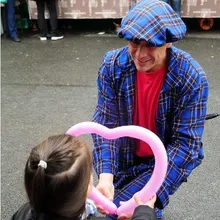 Clown LIAR formt Ballontiere bei Ballonmodellage auf Kindergeburtstag