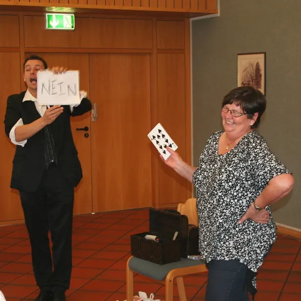 Stand Up bei einer Firmenfeier mit Assistentin aus dem Publikum