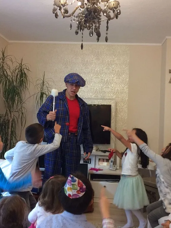 Glitzer Tattoo bei Clown LIAR