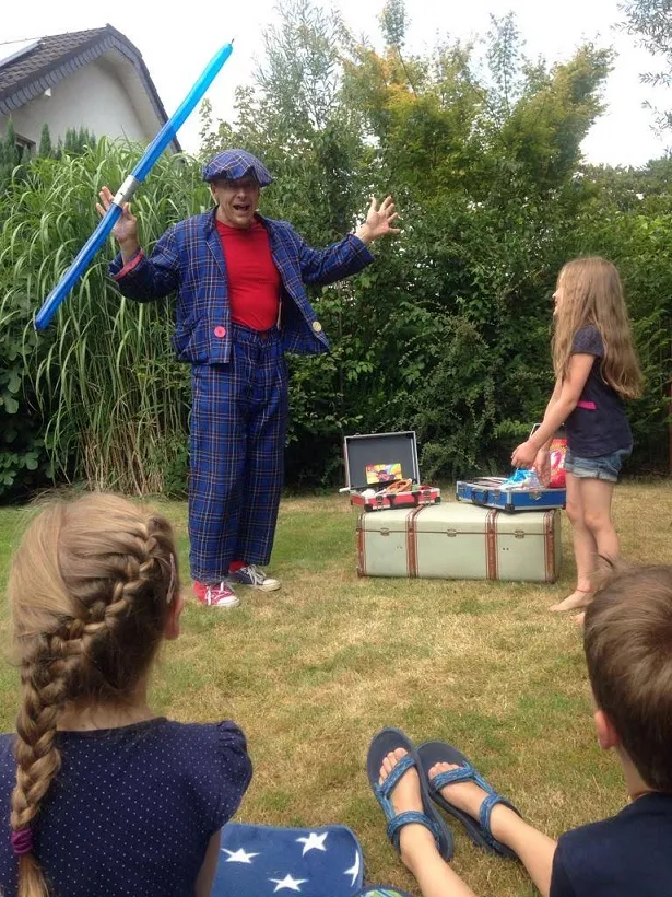 Le magicien LIAR lors d'un spectacle de magie dans le jardin pour un anniversaire d'enfant