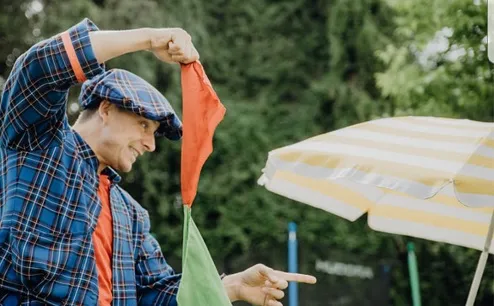 Le magicien LIAR réalisant un tour de magie avec un foulard en plein air