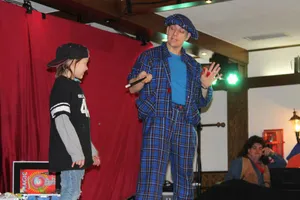 Clown Zauberer Liar verblüffte die Kids mit Zaubertricks.