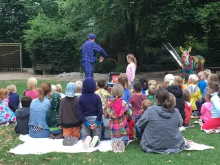 Clown Kinderzauberer im Garten für einen Kindergeburtstag in Gladbeck
