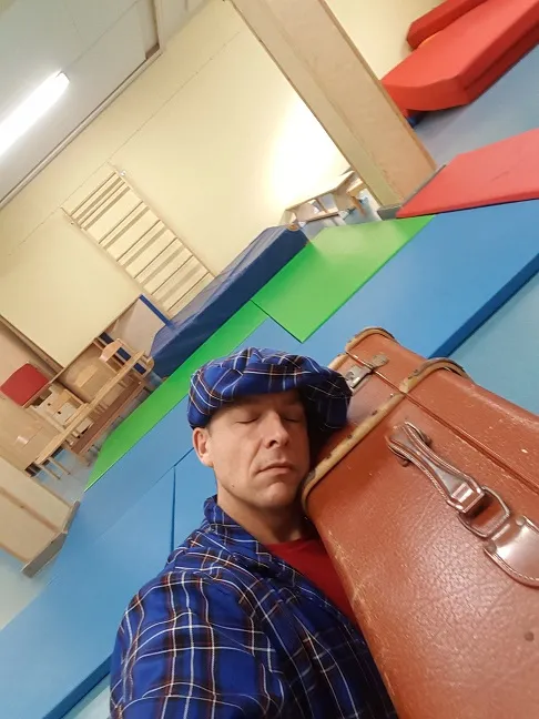 Clown Zauberer LIAR avec sa valise magique dans le gymnase