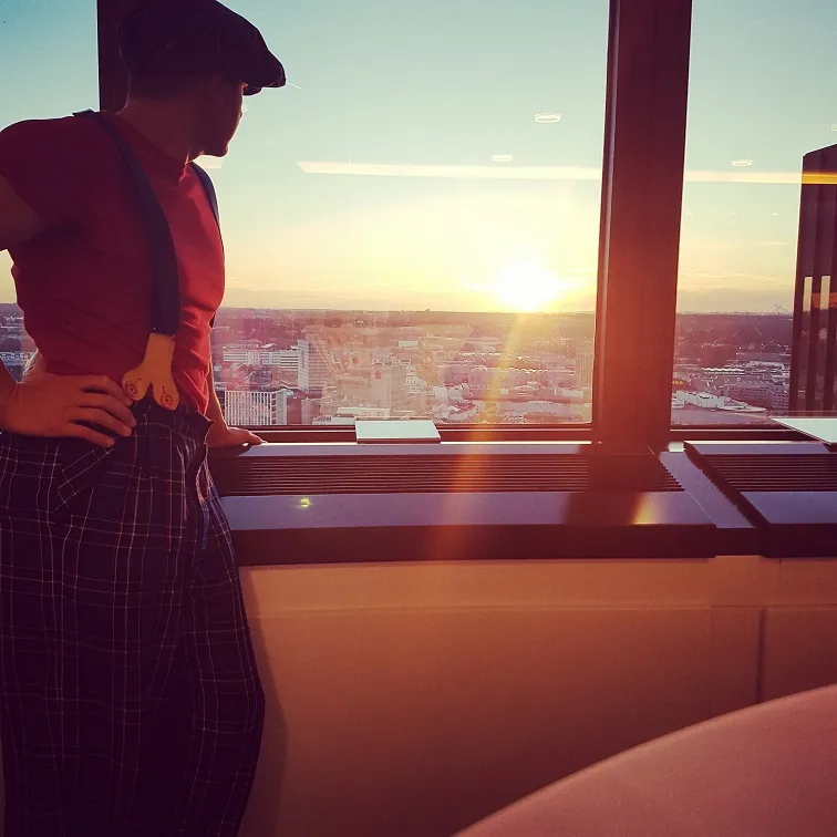 Le magicien LIAR avec vue sur la ville au coucher du soleil avant un événement d'entreprise