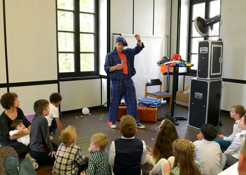 Le magicien pour enfants LIAR lors d'un spectacle de magie pour enfants dans une salle