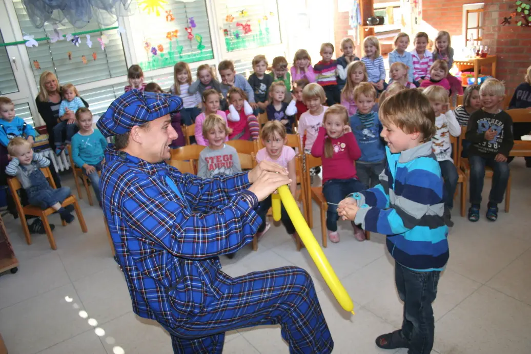 Clown Zauberer LIAR beim Kindergeburtstag in der Kita