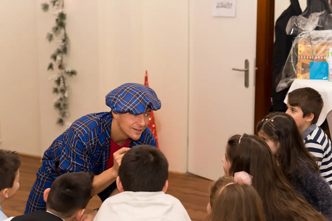 Kinderzauberer LIAR begeistert Kinder aus nächster Nähe