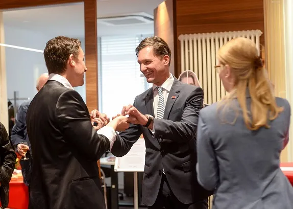 Tisch Zauberer Mülheim – die Sparkasse empfängt Zauberkünstler LIAR