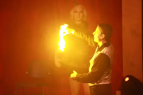 Bühnenzauberer LIAR mit einem Feuer-Zaubertrick auf der Bühne