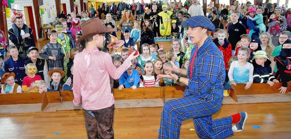 Zaubershow von LIAR vor großem Kinderpublikum