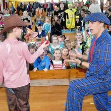 Clown Zauberer LIAR verzaubert Kinder bei einer Zaubershow in NRW