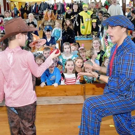 Clown verzaubert Kinder bei einer Clownshow auf dem Kindergeburtstag