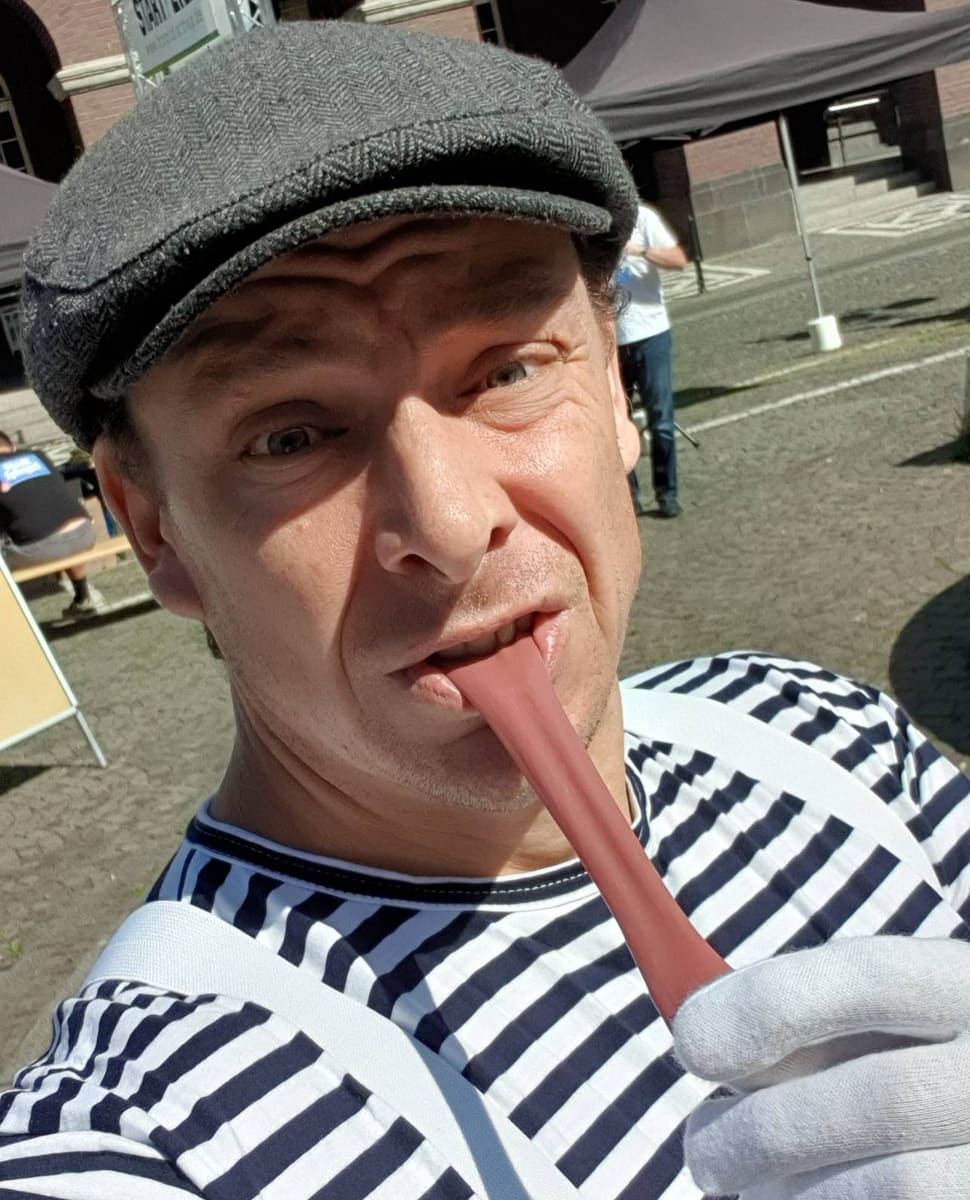 LIAR als Pantomime im Ringelshirt