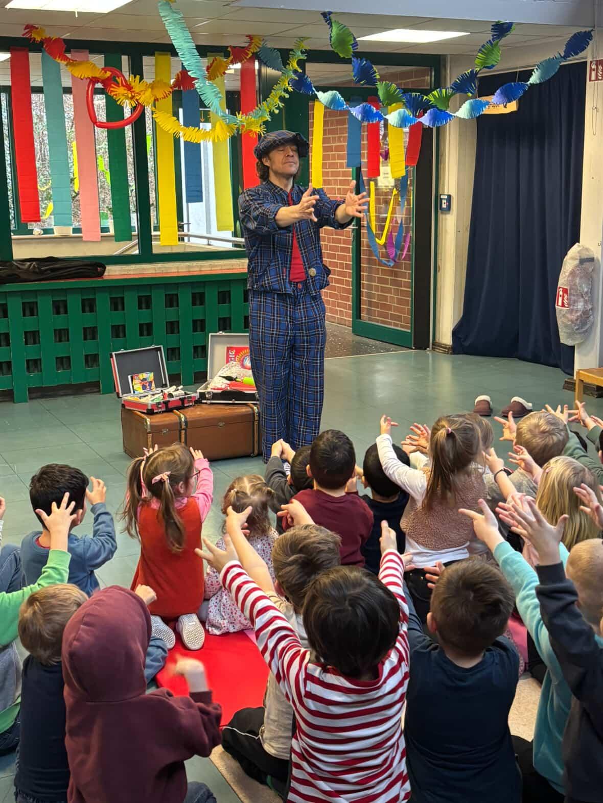 Zauberer mit Kind als Assistent während eines interaktiven Tricks