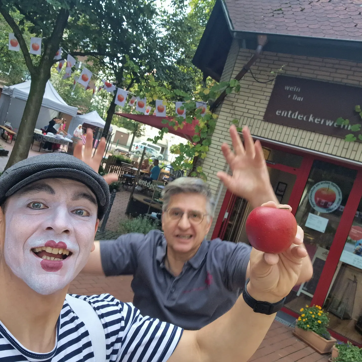 Clown Zauberer mit bunten Requisiten während einer Kindershow