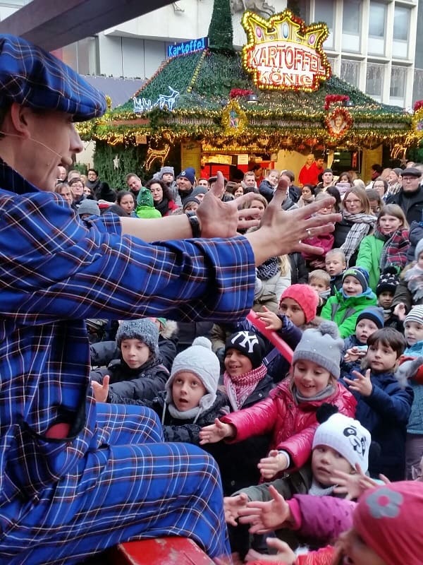 Clown Zauberer LIAR mitten im Publikum auf dem Weihnachtsmarkt