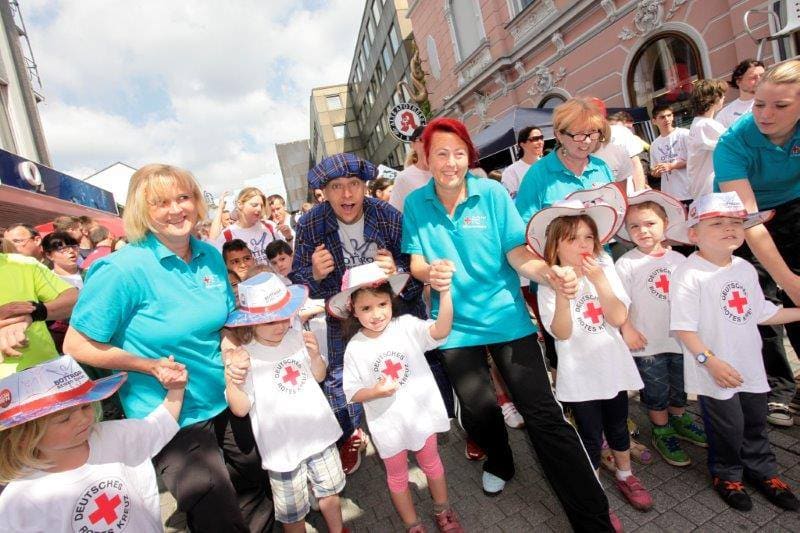 Kindergartenfest: Kinder und Erzieherinnen feiern mit Clown LIAR