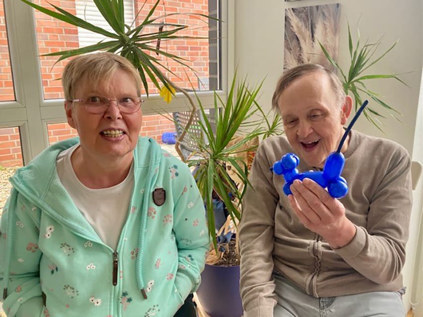 Bewohner mit einem Ballontier von Zauberer LIAR