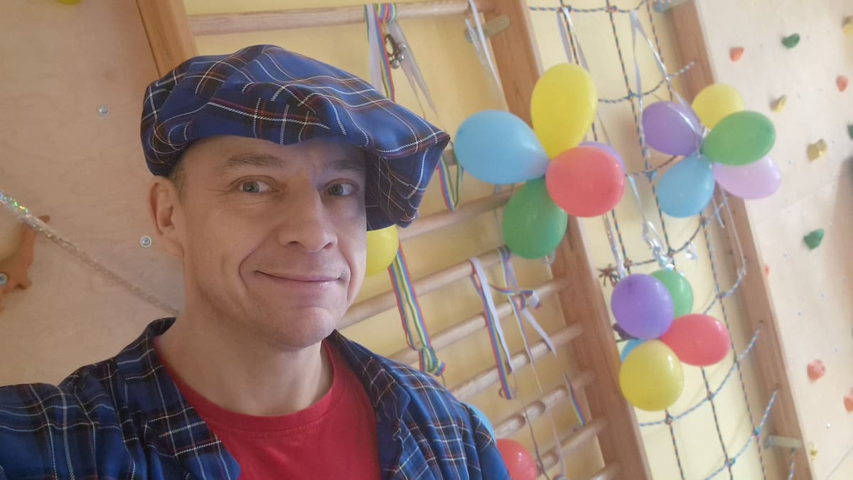 Bunte Luftballons als Deko für den Kindergeburtstag drinnen – Clown Zauberer LIAR