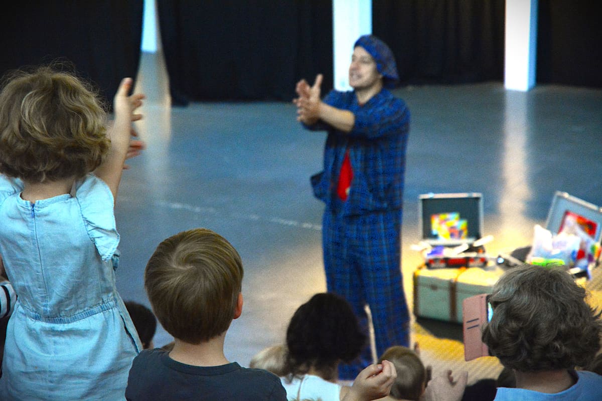 Zaubershow drinnen: Kinder schauen Clown Zauberer LIAR gebannt zu