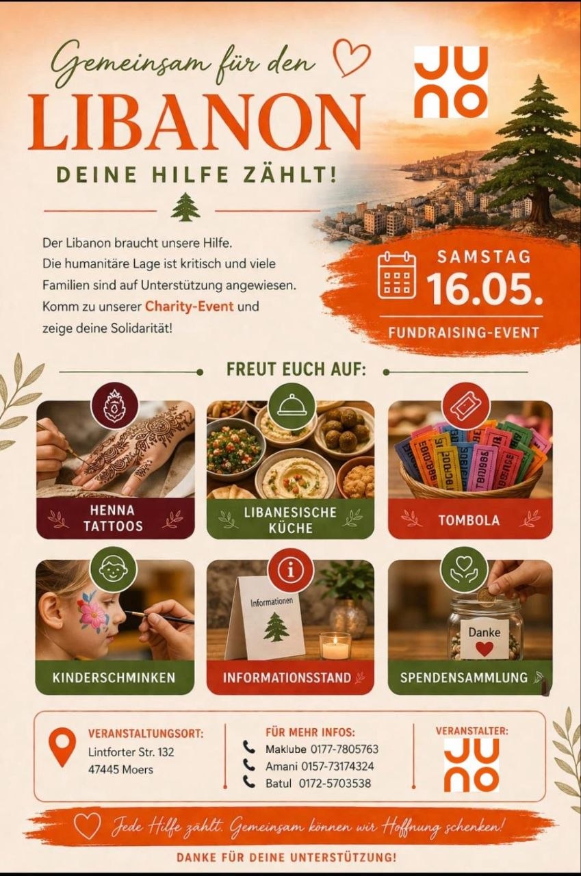 Kinder feiern Geburtstag im Park unter alten Bäumen mit Picknickdecke