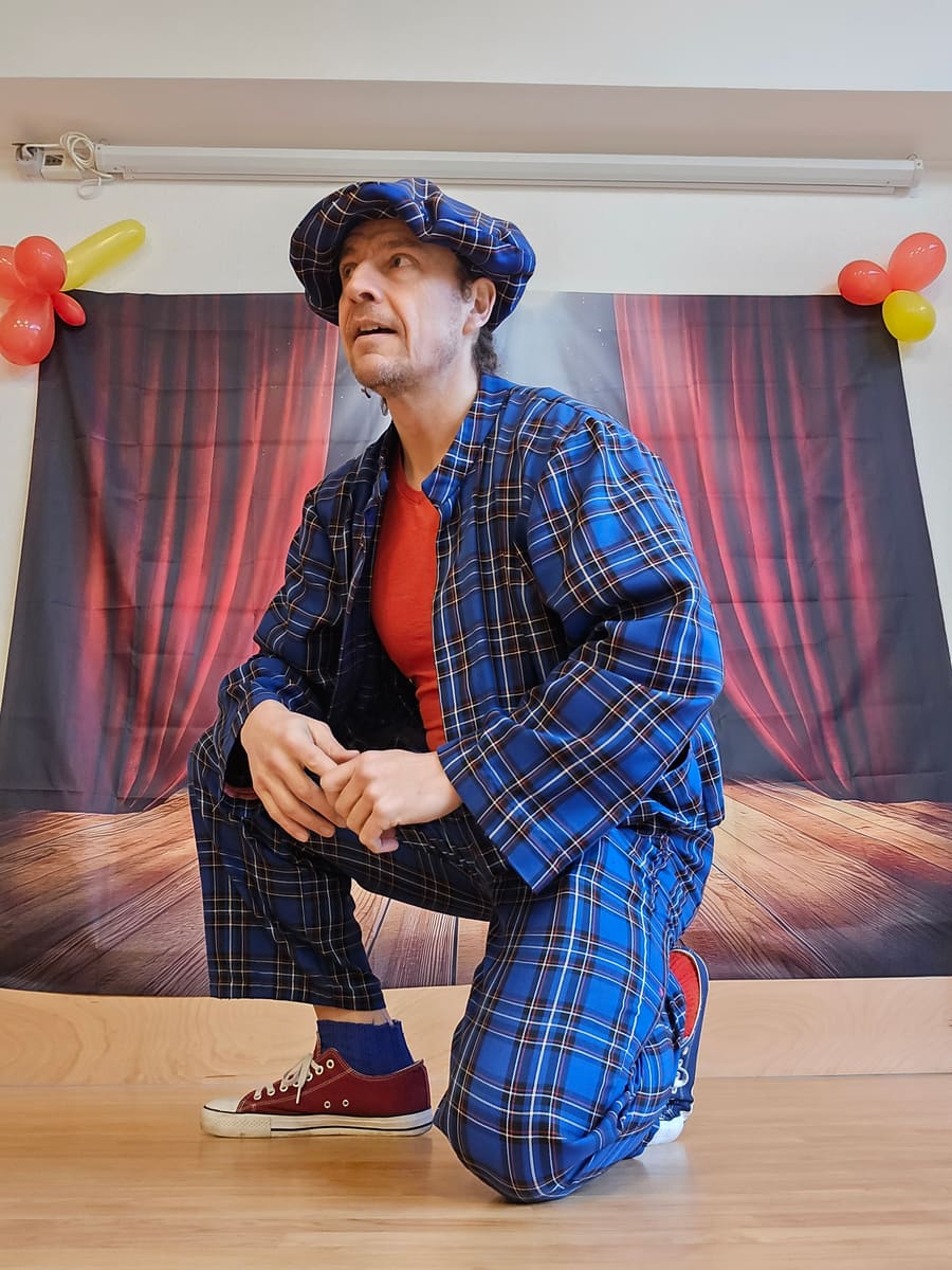Clown Zauberer LIAR vor dem roten Bühnenvorhang beim Kinderkarneval
