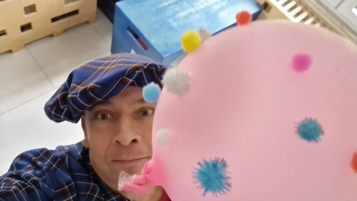 Clown Zauberer LIAR mit einem pinken Luftballon – Ballons bringen Farbe auf jede Feier