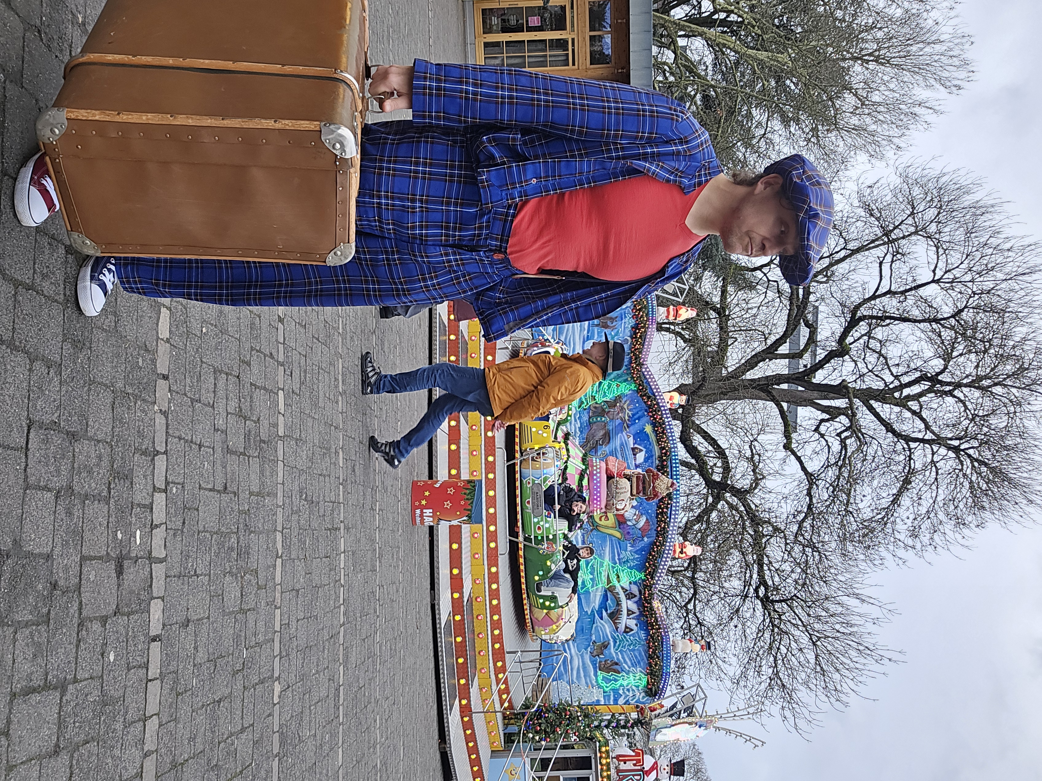 Kinder lachen bei einer Zaubershow waehrend eines Familienfestes