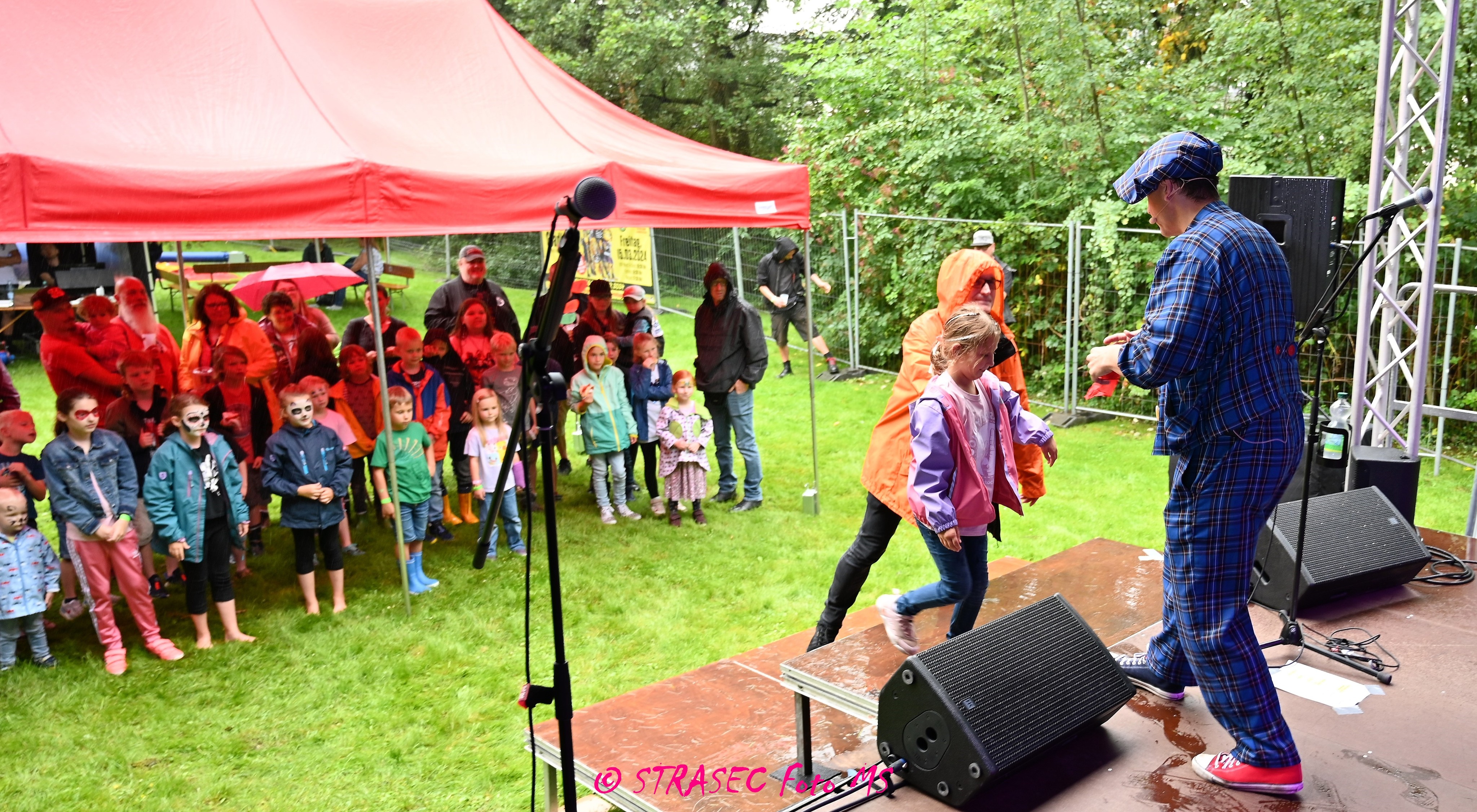 Sommerfest in der Kita planen: Programm-Ideen mit Clown und Zauberer ☀️🎪