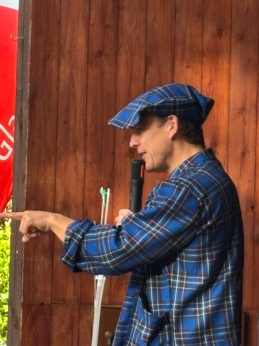 Clown Zauberer LIAR zeigt bei einer Zaubershow einen Trick