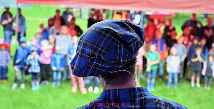 Kinder verfolgen gebannt die Zaubershow von Clown Zauberer LIAR