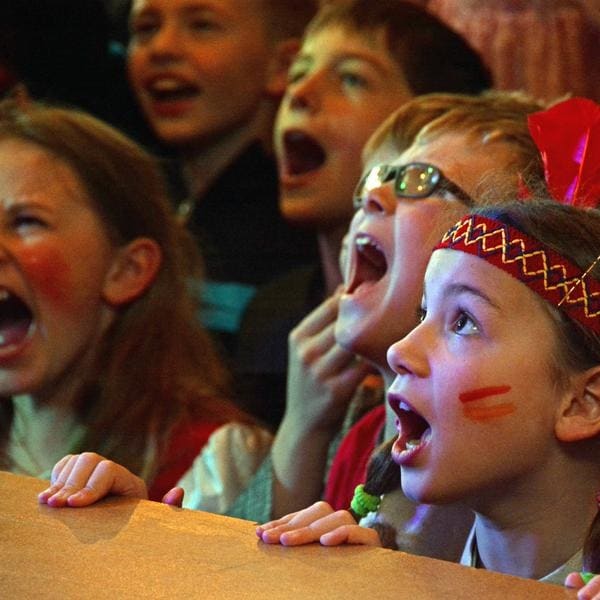 Staunende Kinder bei der Zaubershow des Kinderzauberers im Kindergarten