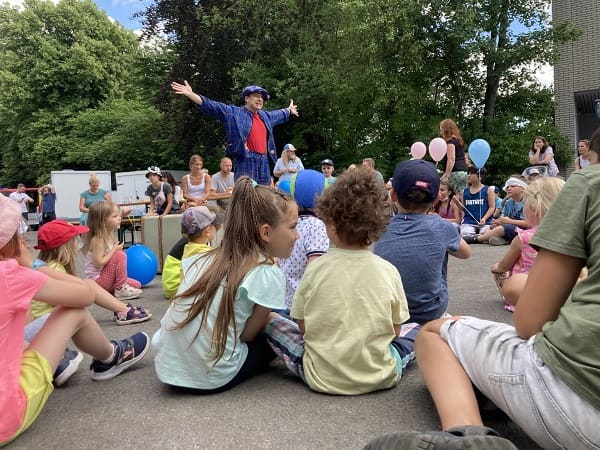 Zaubershow mit Clown Zauberer LIAR: Kinder sitzen im Halbkreis