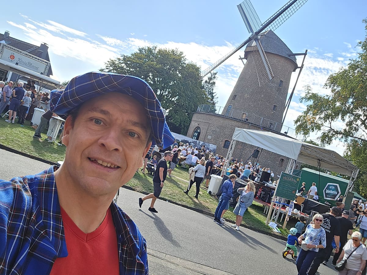 Clown Zauberer LIAR beim Fest in Duisburg vor der Windmühle
