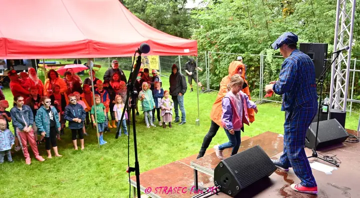 Sommerfest in der Kita planen: Programm-Ideen mit Clown und Zauberer