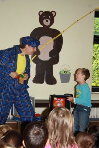 Clown Zauberer LIAR mit Assistent in der Kita