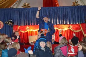 Clown Zauberer LIAR während der Show für Kinder in Bottrop