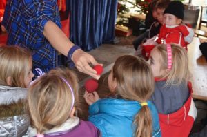 Kinder zaubern mit auf dem Weihnachtsmarkt Bottrop