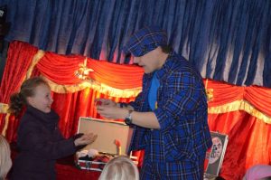 Clown Zauberer LIAR Bühnenshow auf dem bottroper Weihnachtsmarkt mit Stoffhase