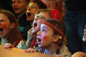 Staunende Kinder bei Karneval mit Clown Zauberer LIAR