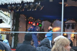 Weihnachtsmarkt Dortmund mit Kinder auf der Bühne Clown Zauberer